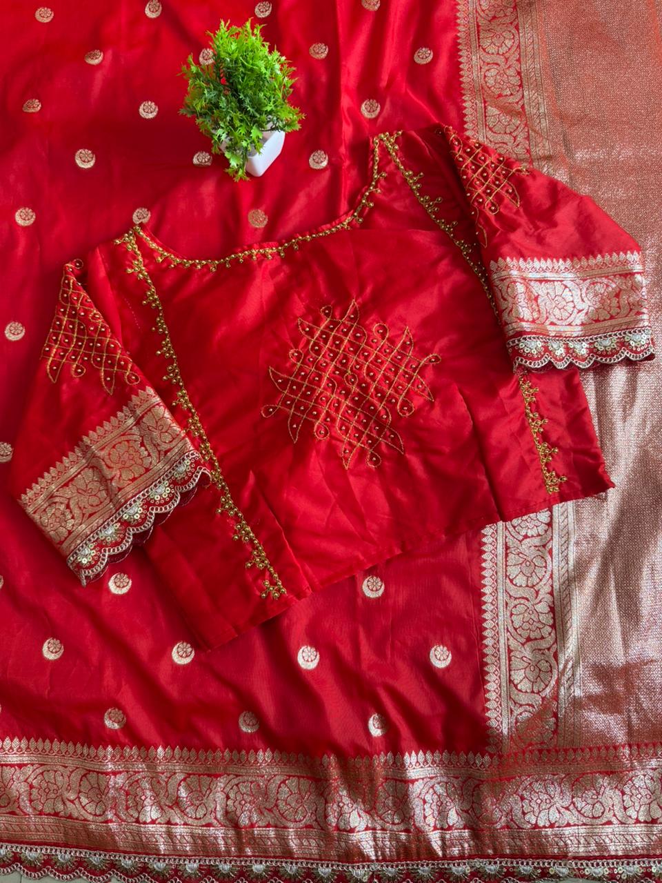Premium Banarasi Pattu saree with moon weaving design