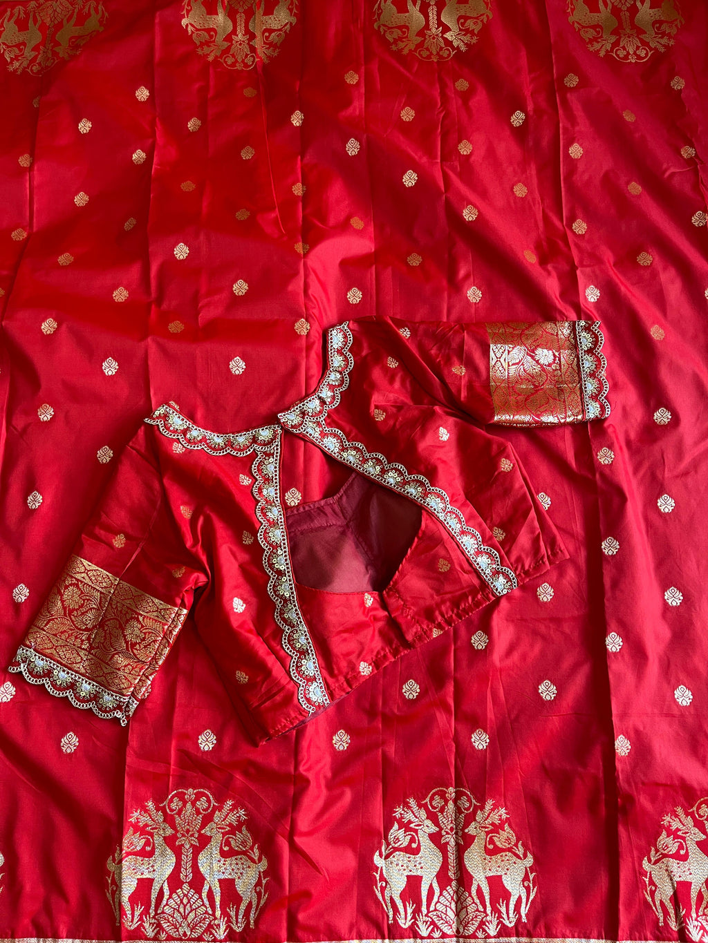 Premium Banarasi Pattu saree with elegant weaving Motifs design on all over the saree
