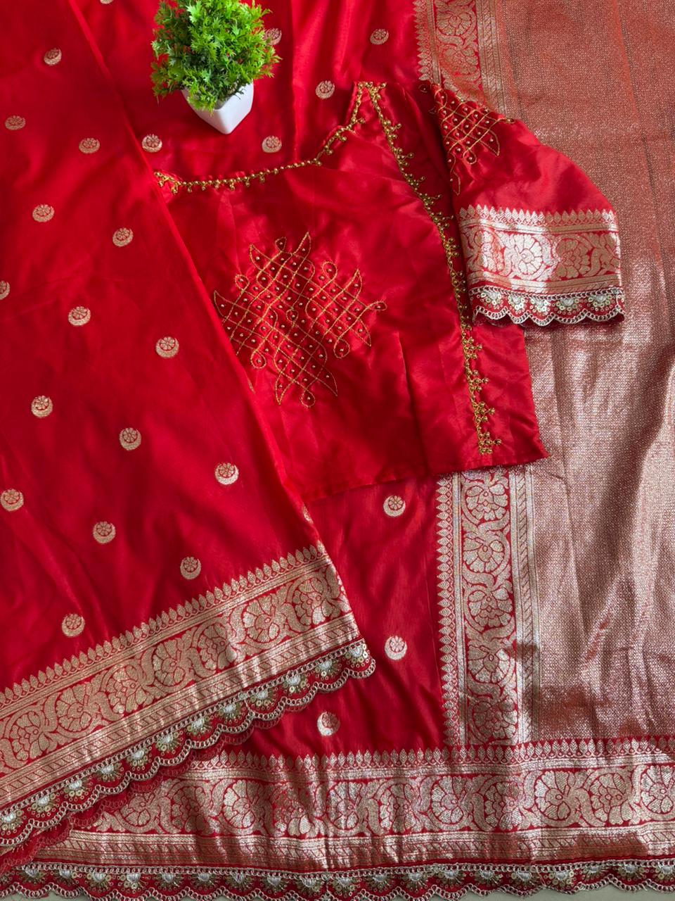 Premium Banarasi Pattu saree with moon weaving design